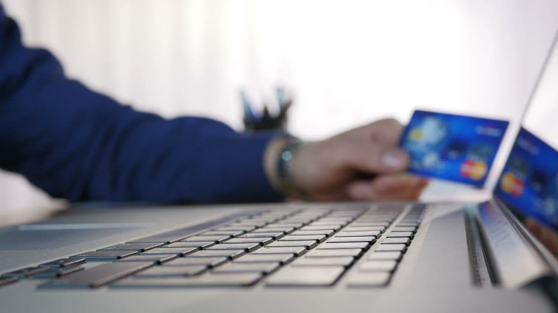 Card payment terminal processing a contactless transaction